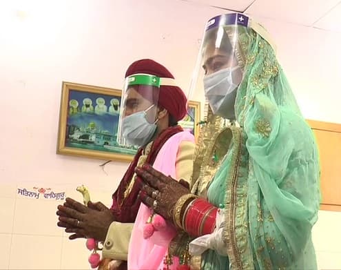 Lockdown 3.0 : दूल्हा-दुल्हन के चेहरे पर मास्क और फेस शिल्ड,पांच बारातियों के साथ लॉकडाउन का पालन कर गुरुद्वारे में हुई अनोखी शादी