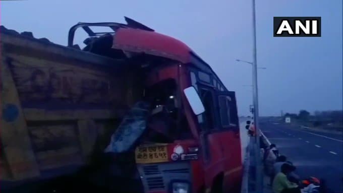 महाराष्ट्र के सोलापुर से झारखंड आ रही बस का एक्सीडेंट, चालक समेत 4 प्रवासी मजदूरों की मौत, 15 घायल