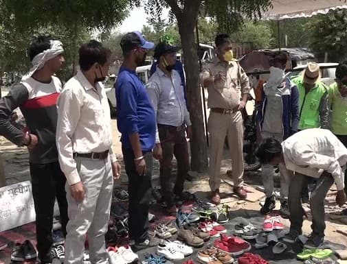 आगरा पुलिस ने पेश की मानवता की मिशाल, नंगे पांव चल रहे प्रवासी श्रमिकों के लिए लगाए जूते-चप्पलों के स्टॉल
