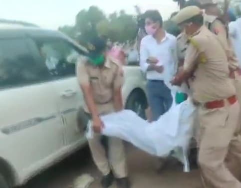 यूपी बार्डर पर बस मामले को लेकर बड़ा बवाल, विरोध प्रदर्शन कर रहे कांग्रेस प्रदेश अध्यक्ष व अन्य कार्यकर्ताओं को पुलिस प्रशासन हटाया