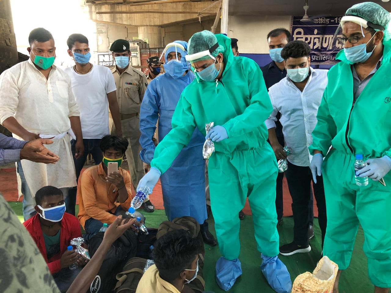 पीपीई किट पहन राहत कैंप में प्रवासी मजदूरों को खाना बांटते नजर आये तेजप्रताप यादव