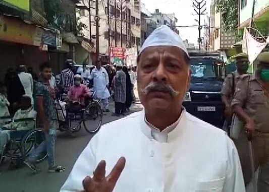 सपा विधायक हाजी इकराम क़ुरैशी ने लॉकडाउन और सोशल डिस्टेंसिंग के नियमों की जमकर उड़वायी धज्जियां, रमजान के आखिरी जुमे में जुटायी भीड़