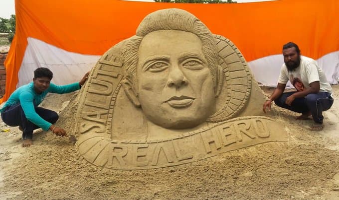 बिहार : छपरा के प्रवासी मजदूरों ने सोनू सूद को अनोखे अंदाज में किया सलाम, कहा- रियल हीरो