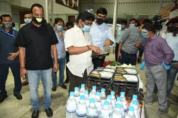 Coronavirus Lockdown Jharkhand: लेह से विमान से लौटे झारखंड के 60 श्रमिक, CM हेमंत ने एयरपोर्ट पर किया स्वागत