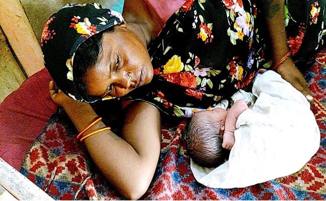 श्रमिक दम्पति ने नवजात का नाम रखा 'बाॅर्डर' , अखिलेश यादव ने नन्हे 'बाॅर्डर' के भविष्य का जिक्र कर किया ट्वीट