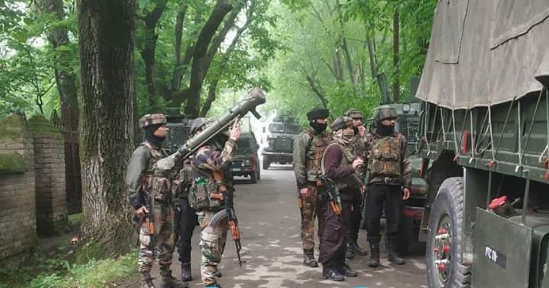 Gadchiroli : महाराष्ट्र के गढ़चिरौली में पुलिस पार्टी पर नक्सली हमला, मुठभेड़ जारी, एक जवान शहीद, हेलीकॉप्टर से भेजे गये कमांडो