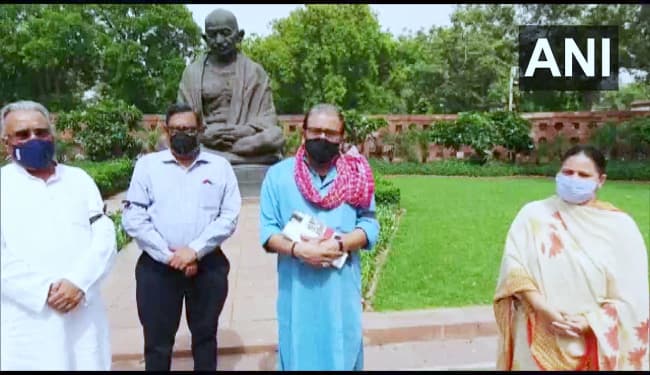 सर्वदलीय बैठक में RJD को नहीं बुलाये जाने पर संसद के सामने सांसदों ने जताया विरोध, सांसद मनोज झा ने PM मोदी को लिखा पत्र, कहा…