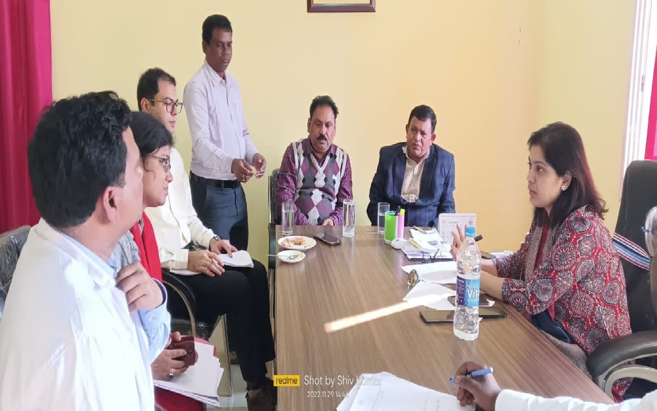 पूर्वी सिंहभूम की डीसी विजया जाधव ने की योजनाओं की समीक्षा, कहा- समय सीमा में कार्य करें पूरा