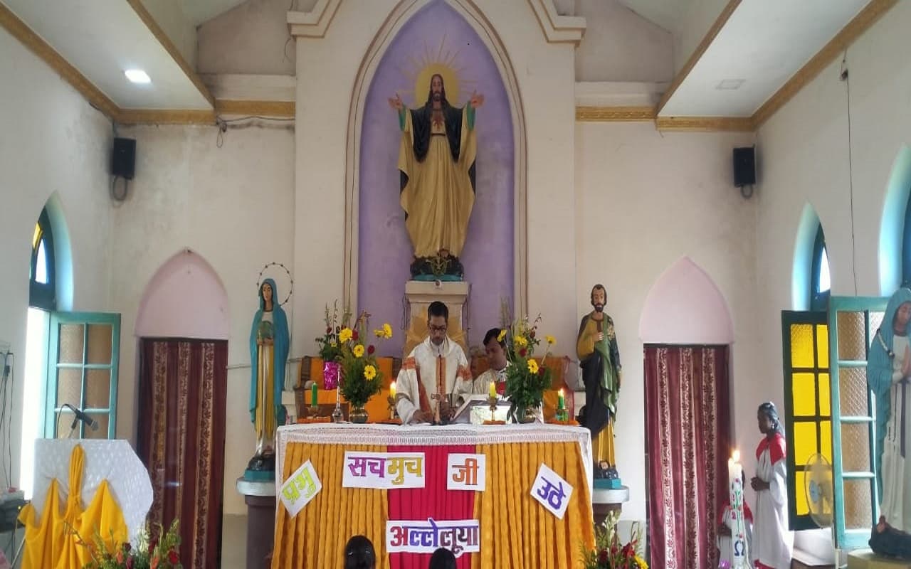 Happy Easter Sunday 2023: कैथोलिक चर्च में धूमधाम से मना ईस्टर संडे, पल्ली पुरोहित ने कराया मिस्सा अनुष्ठान
