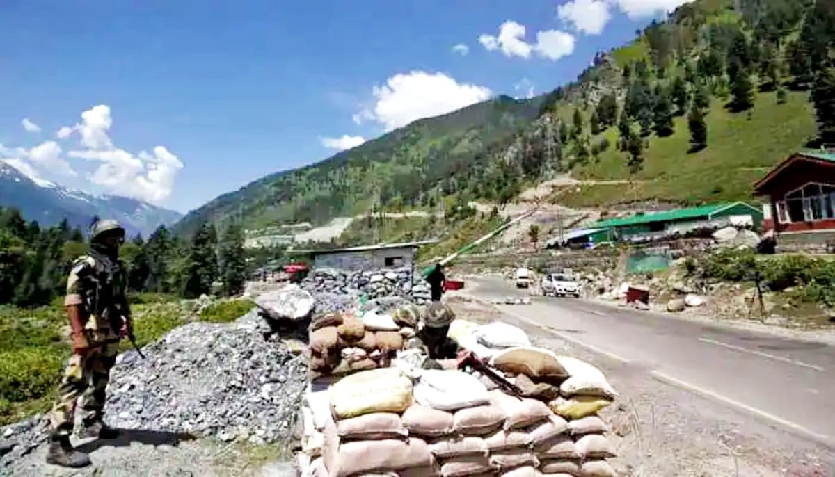 India China Conflict: LAC पर चीन ने 60 हजार सैनिकों का किया जमावड़ा, भारत ने भी लद्दाख में बढ़ाई सेना