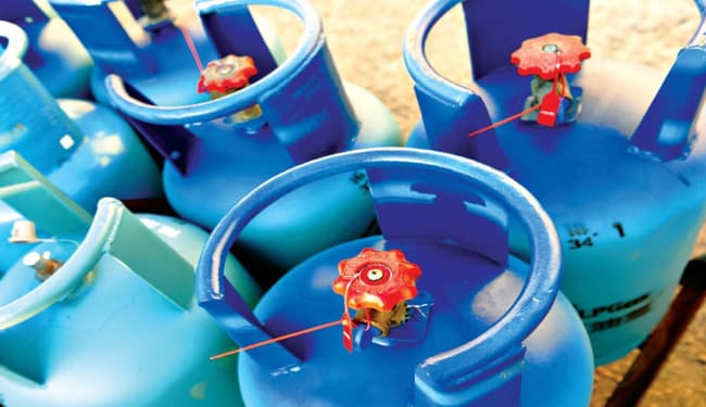 PAK में एलपीजी व्यापारियों ने दी हड़ताल की चेतावनी, कहा- ...तो 31 जुलाई से पूरे देश में बंद कर देंगे आपूर्ति