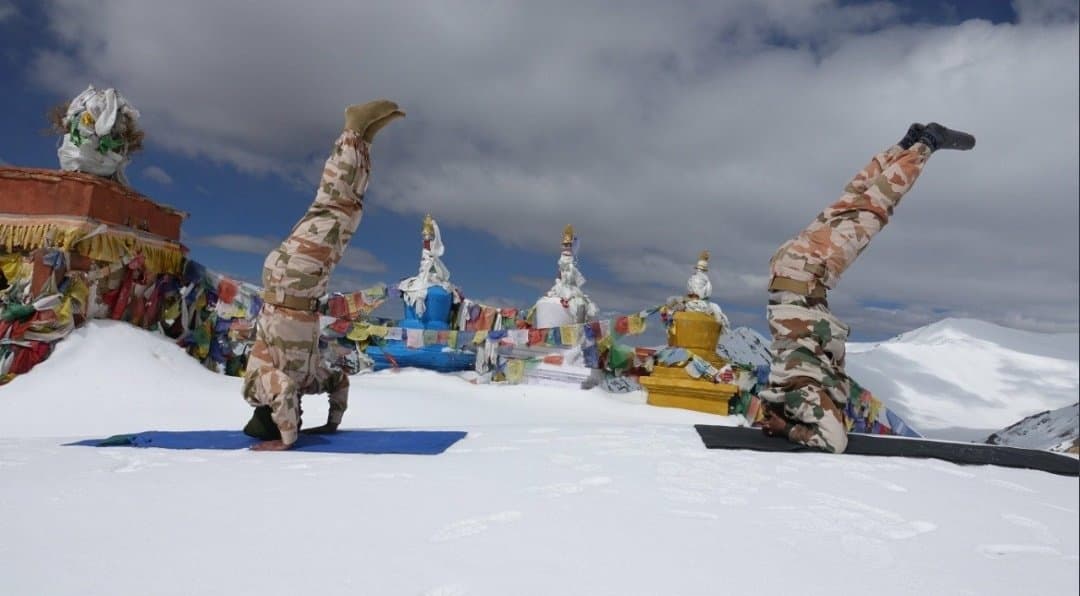 Happy International Yoga Day (Yog Diwas) 2020: कश्मीर से कन्याकुमारी तक योग करने  होड़, जवानों ने माइनस तापमान में किया योग