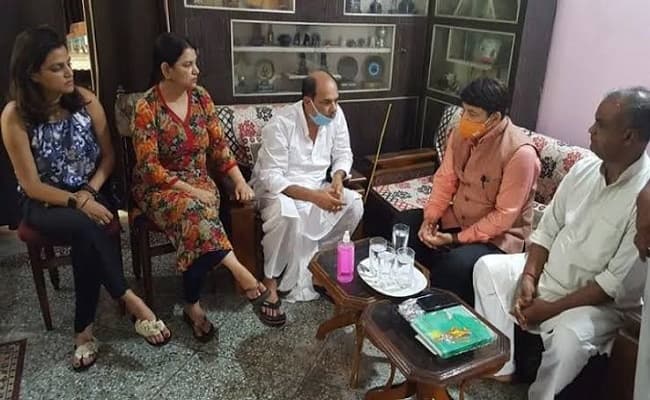 मनोज तिवारी ने सुशांत सिंह के परिजनों से की मुलाकात,सीबीआई जांच की मांग के साथ बॉलीवुड के इस राज से उठाया पर्दा ....