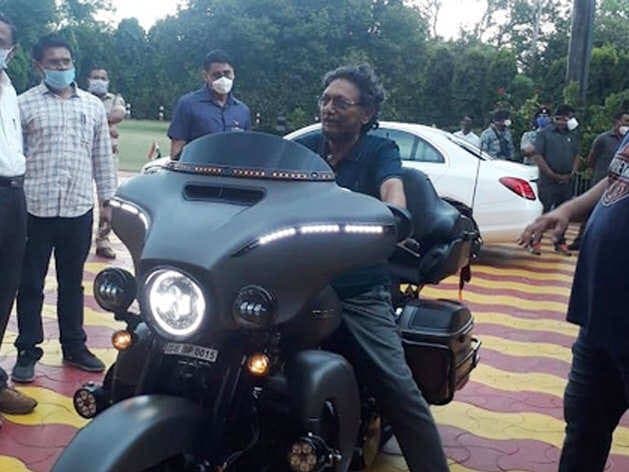 सोशल मीडिया सेंसेशन बने CJI एसए बोबडे, इस स्टाइलिश बाइक के साथ तस्वीर हुई वायरल