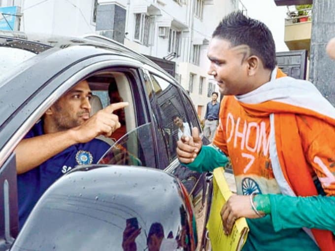 MS DHONI के फैन दिखे बिना मेकअप के, मैच से पहले बांग्लादेश एक समर्थक को दे डाली चेतावनी