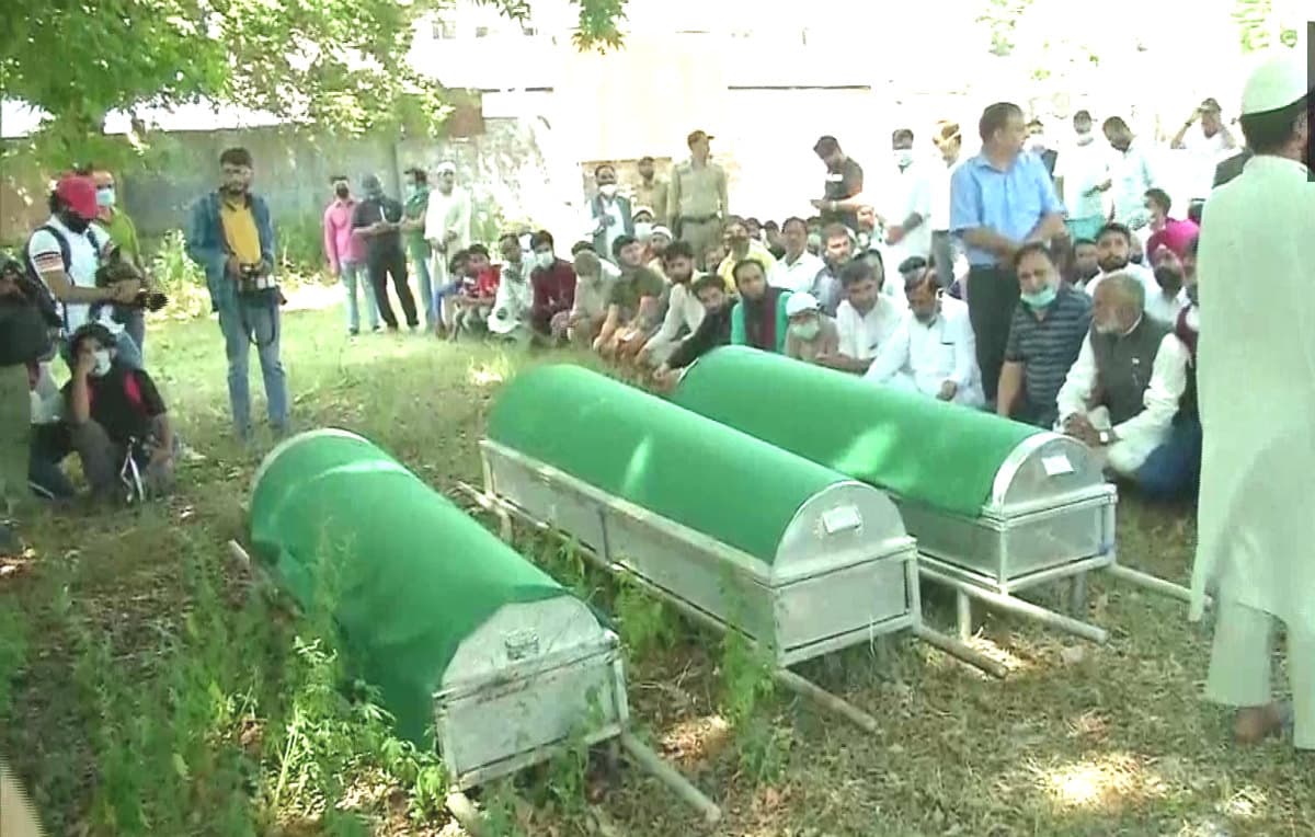 Jammu & Kashmir: आतंकी हमले में मारे गये भाजपा नेता और उनके परिवार का हुआ अंतिम संस्कार