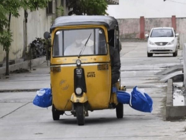 तेलंगाना में कोरोना गाइडलाइंस की उड़ी धज्जियां, ऑटो रिक्शा से कब्रिस्तान ले जाया गया शव