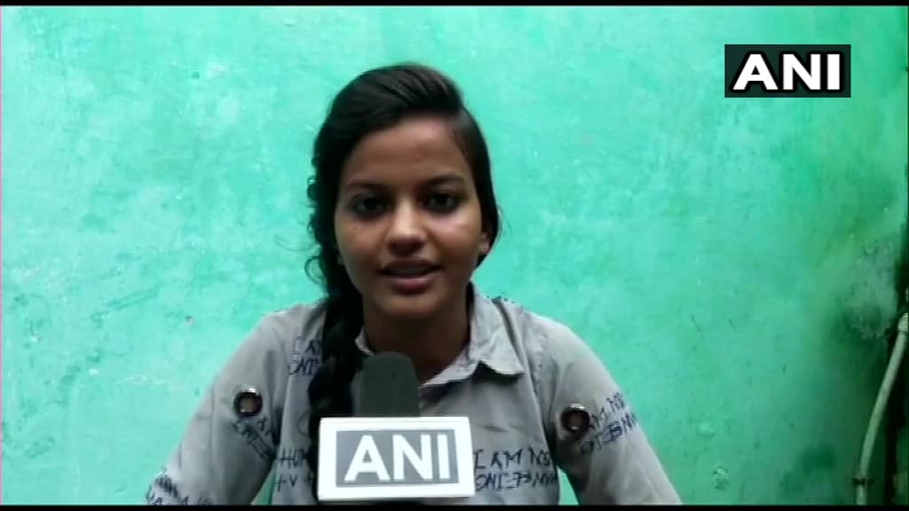 MP Board: सड़क किनारे जूता-चप्पल बेचते हैं पिता, बेटी बनी 12वीं 3rd टॉपर, बोली- डॉक्टर बनूंगी