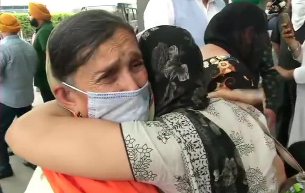 तालिबानियों से बचाई गयी नाबालिग समेत गुरुद्वारे से अगवा 11 सिख पहुंचे भारत, मिलेगी नागरिकता