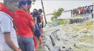 साहेबगंज में टूटा छड़की तटबंध, हजारों लोग हुए बेघर