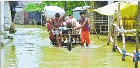 Flood in Bihar : बाढ़ से घिर गयी 14 जिलों की 39.63 लाख आबादी, जानें कौन है सबसे प्रभावित जिला