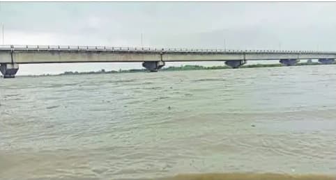उफनाई मेंची नदी में समा सकती है 100 एकड़ से भी अधिक खेतिहर जमीन