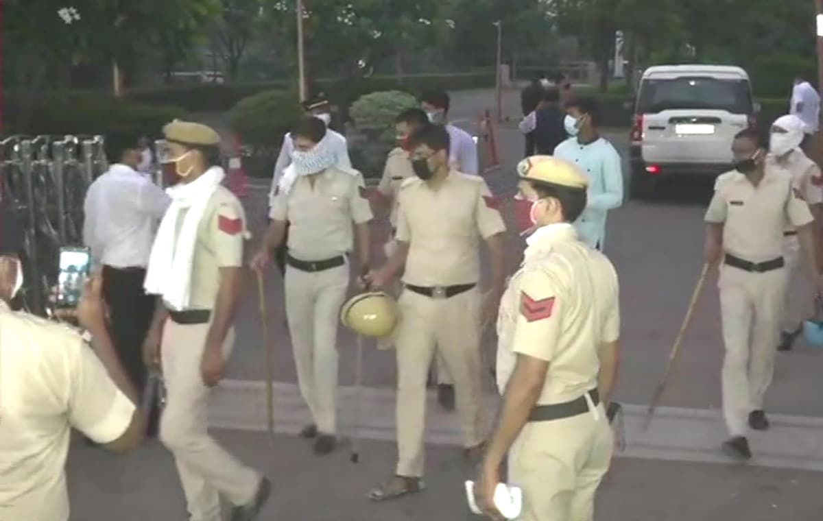 Rajasthan Crisis Updates: हरियाणा पुलिस ने राजस्थान पुलिस को मानेसर के होटल में घुसने से रोका, यहीं ठहरे हैं बागी विधायक