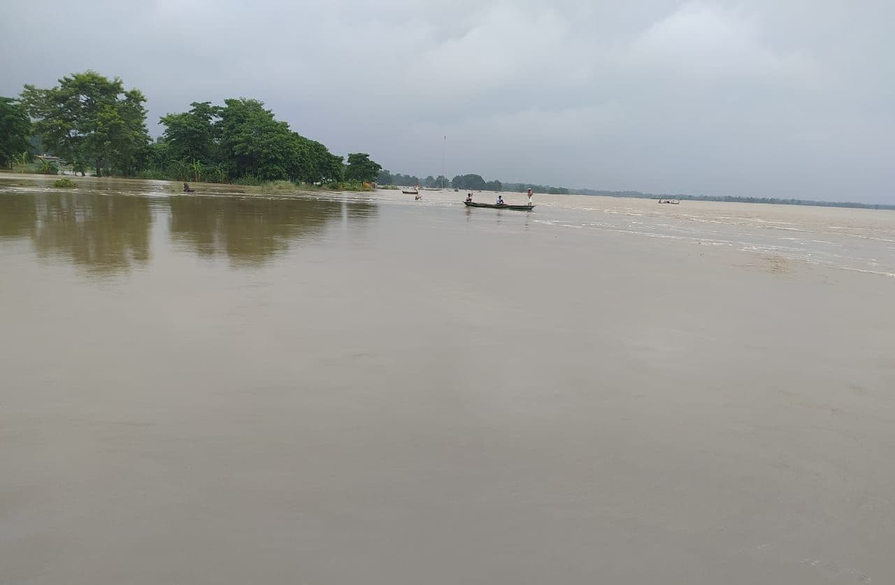 महानंदा का जलस्तर लाल निशान से ऊपर, बाढ़ का पानी फैलने से लोगों की बढ़ी परेशानी