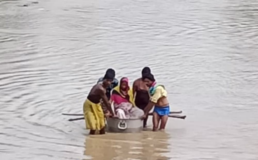 बड़े बर्तन में बैठाकर गर्भवती को नदी के पार अस्पताल पहुंचाया, डॉक्टर की लापरवाही ने ले ली बच्चे की जान