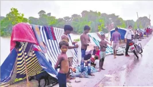 गंडक नदी की तेज धारा में समा गये कई आशियाने, मोतिहारी शहर के मोहल्ले भी डूबे