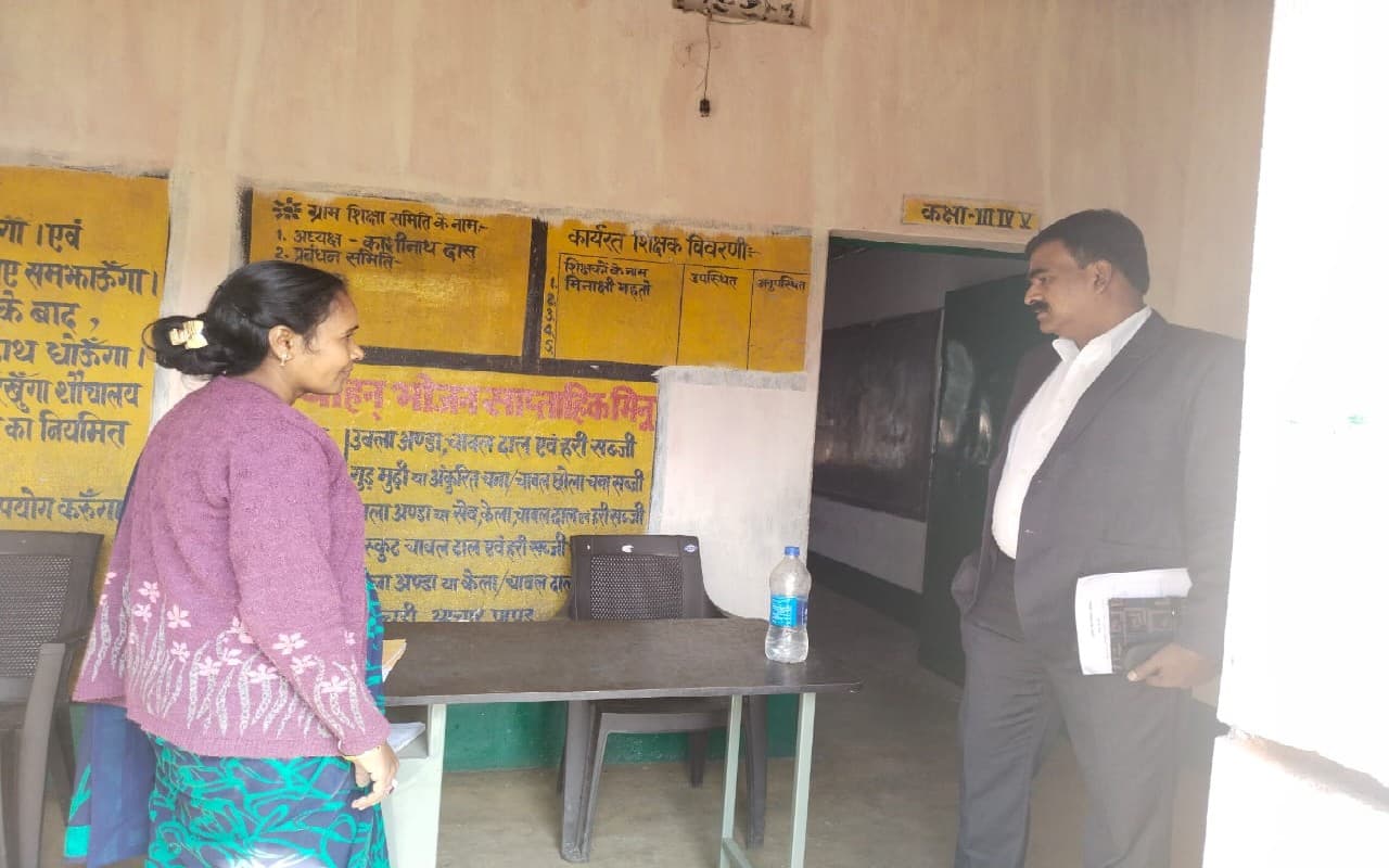 सरायकेला खरसावां स्कूलों का शिक्षा सचिव ने लिया जायजा, बच्चों का जवाब सुन हुए संतुष्ट