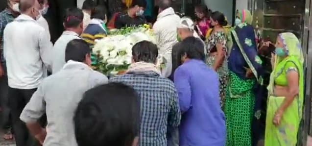 केरल विमान हादसा: पैतृक जिला मथुरा पहुंचा को-पायलट अखिलेश का पार्थिव शरीर, पिता ने की बहू के लिए नौकरी की मांग...