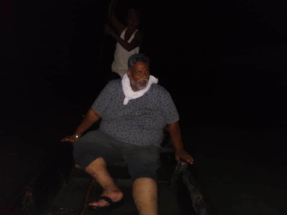 गोपालगंज में बाढ़ के पानी में पलटा ट्रैक्टर, बाल बाल बचे पप्पू यादव