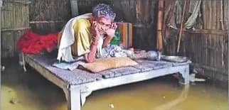 Flood in Bihar : इसी चौकी पर खाते हैं और यहीं सोते हैं, यहीं शौच के लिए भी हैं विवश