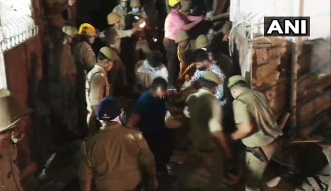 नोएडा में बहुमंजिला इमारत गिरी, मौके पर पहुंची पुलिस, फायर ब्रिगेड और NDRF की टीम, चार लोगों को किया गया रेस्क्यू