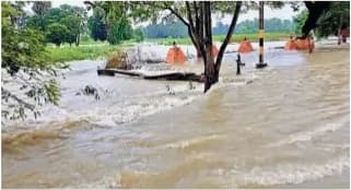 गोपालगंज में स्टेट हाइवे और लिंक सड़कों पर बह रहा बाढ़ का पानी, इसुआपुर संपर्क सड़क भी टूटा