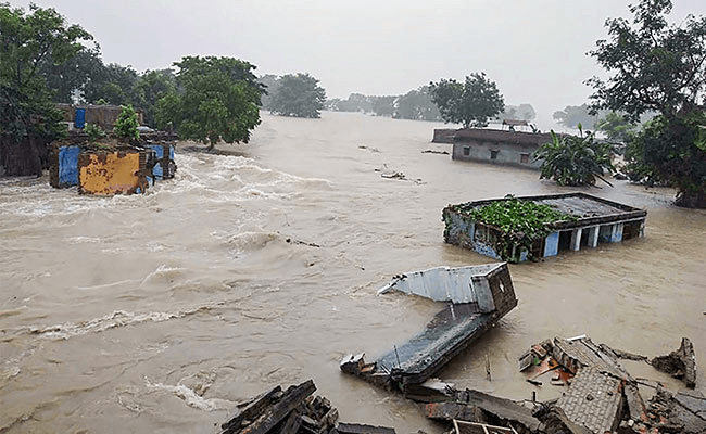 Bihar Flood Updates: सैकड़ों घरों में घुसा बलान नदी का पानी, NH-28 पर पहुंचे दर्जनों परिवार