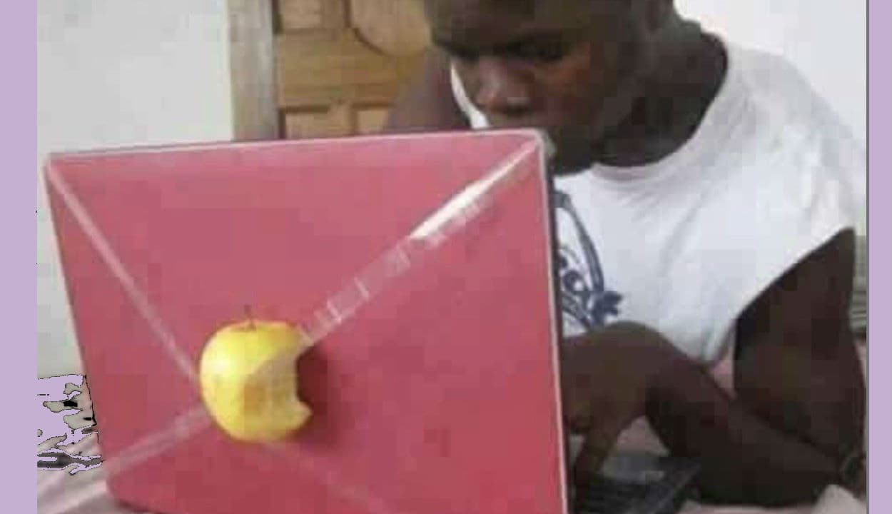 आनंद महिंद्रा को लैपटॉप पर आधा एप्पल लगाकर काम करने वाला शख्स लगा अच्छा, ट्वीट की Funny तस्वीर