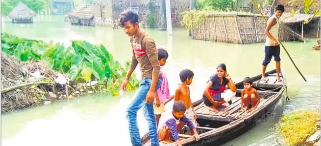 बारिश के बीच तिरपाल में सिसक रही बाढ़ पीड़ितों की जिंदगी, जानें क्या खिला रहे हैं बच्चों को