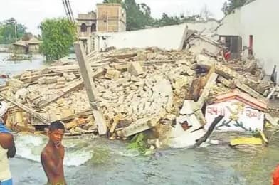 सारण में बाढ़ से तबाही, तेजधार में ध्वस्त हुआ दो मंजिलें मकान