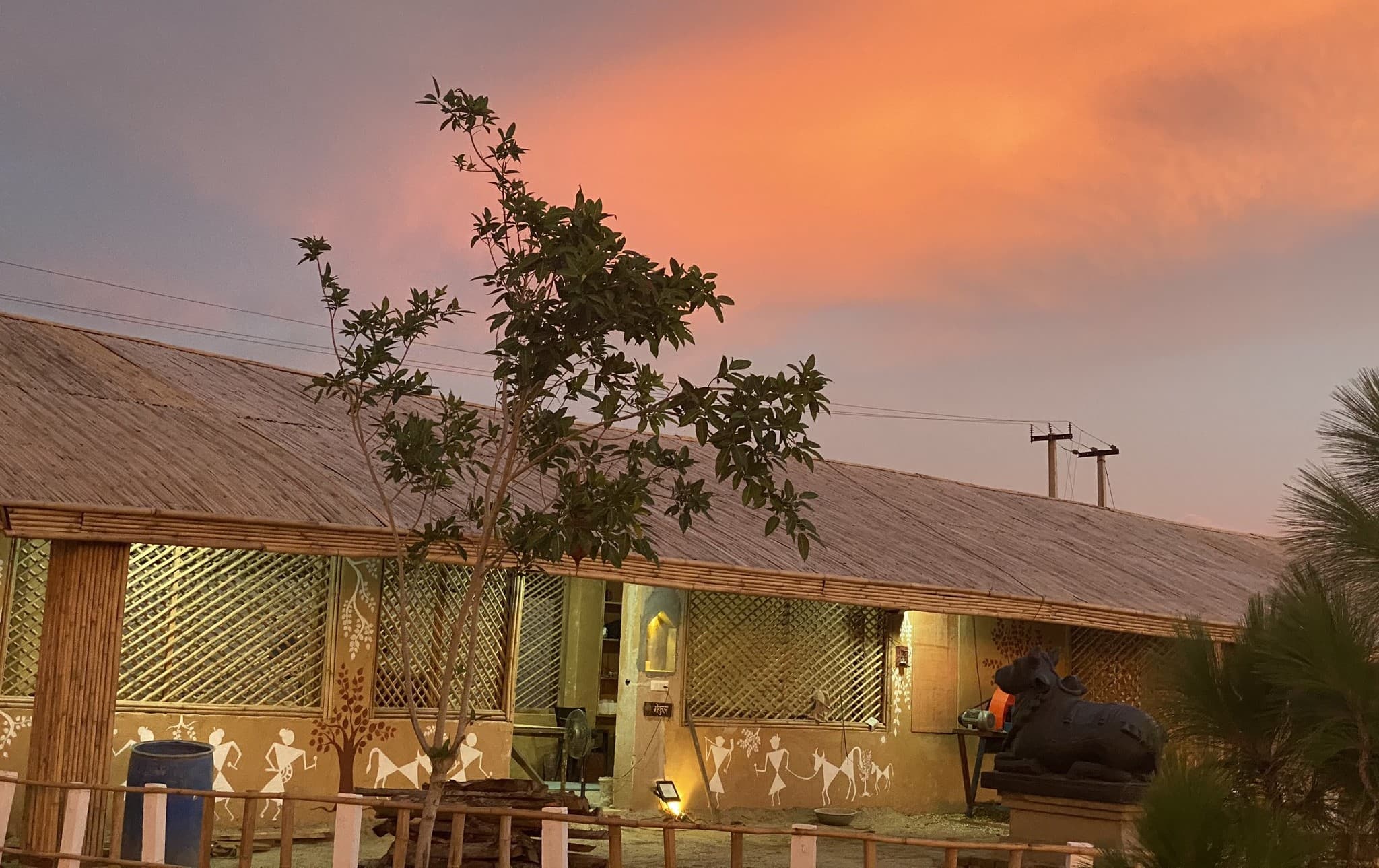 कवि कुमार विश्वास का अनोखा मकान, ‘वैदिक प्लास्टर’ से बनवाया अपने सपनों का आशियाना