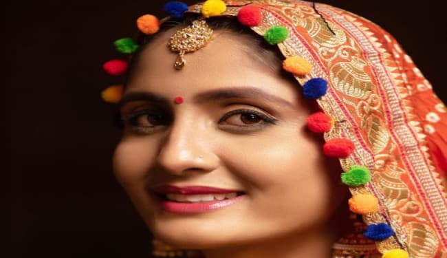 गुजराती लोकगायिका गीता रबारी ने घर पर वैक्सीन की खुराक लेने की तस्वीर साझा की, विवाद होने पर हटायी तस्वीर, जांच के आदेश