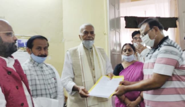 बाढ़ को लेकर राज्यपाल को ज्ञापन सौंपने पहुंचे यशवंत सिन्हा, कहा- तटबंधों और बांधों की सुरक्षा में खर्च राशि में भ्रष्टाचार, सीबीआई जांच हो