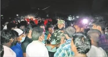 कोचिंग संचालक से विवाद होने के बाद नदी में कूद गयी छात्रा, परिजनों ने तोड़ डाले आधा दर्जन वाहनों के शीशे तोड़े