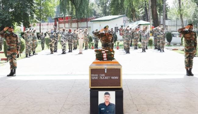 जम्मू-कश्मीर : पुलवामा में शहीद जवान जिलाजीत को नम आंखों से दी गयी अंतिम विदाई, तीन माह पहले ही बने थे पिता