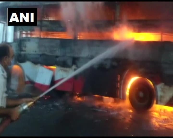बिहार से गुजरात जा रही बस यूपी में दुर्घटनाग्रस्त, आग में झुलसकर एक की मौत, दो घायल