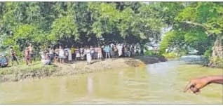 नाव पलटी, आठ सुरक्षित बाहर, मासूम लापता