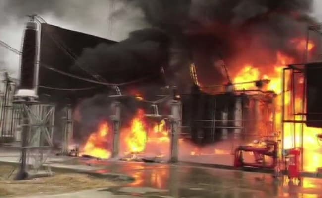 नोएडा के पावर कंपनी सबस्टेशन में लगी भीषण आग, कई ट्रांसफर्मर जलकर हुए खाक, गहराई बिजली समस्या