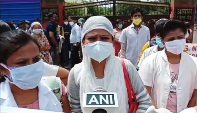 जीएनएम स्टूडेंट्स यूनियन ने स्वास्थ्य मंत्री के आवास का किया घेराव, कहा- हम हैं तैयार, परीक्षा ले सरकार