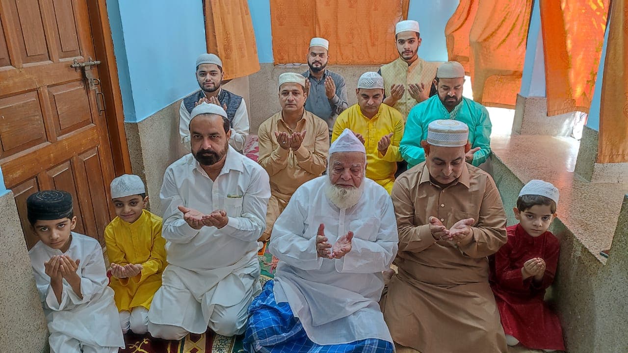 Happy Eid- Ul-Fitr 2021: कोरोना संक्रमण और मिनी लॉकडाउन का ईद पर दिखा असर, घर में पढ़ी गयी नमाज, हाथ और गले मिलने से किया परहेज, देखें Pics